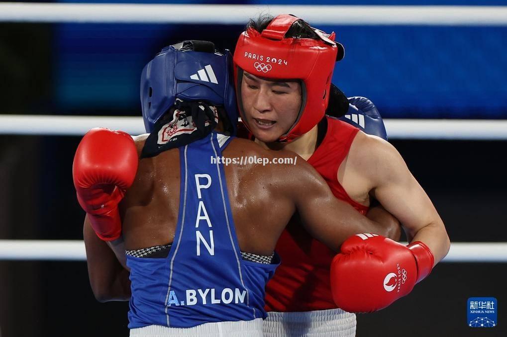 英国女子拳击手飒爽登场，轻松夺得比赛金牌